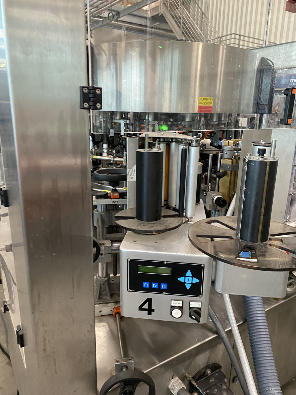 Labeling machine for bottles of Champagne